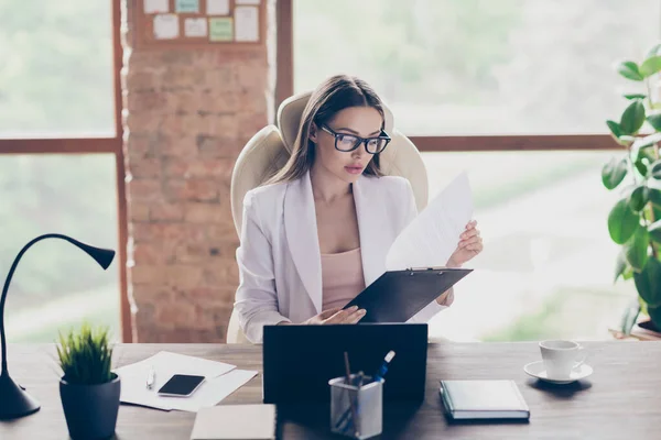 Portret van haar ze aantrekkelijke stijlvolle chique gericht drukke dame gekwalificeerde partner analyseren van de groei van de markt geld inkomen winst rapport op moderne industriële loft baksteen interieur werkplek — Stockfoto