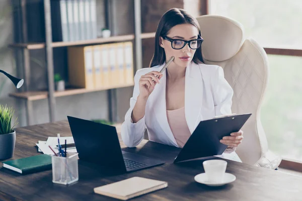 Retrato dela ela muito inteligente elegante focado senhora ocupada especialista inspetor h economista analisando o crescimento da renda de dados no moderno loft industrial tijolo interior estação de trabalho — Fotografia de Stock