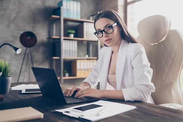 Retrato de cerca de ella que agradable dama bastante elegante experto especialista calificado director hr asistente de redacción e-mail socio en la moderna loft industrial ladrillo interior lugar de trabajo —  Fotos de Stock