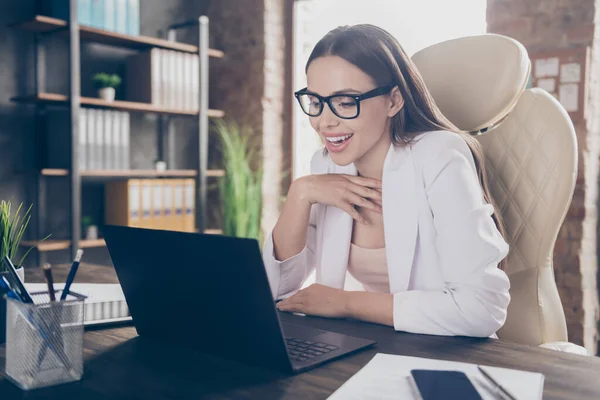 Portrét jí ona pěkná hezká elegantní luxusní veselá dáma specialista účastní webové konference připojení coworking video chat na moderní průmyslové podkrovní cihly interiéru pracoviště — Stock fotografie