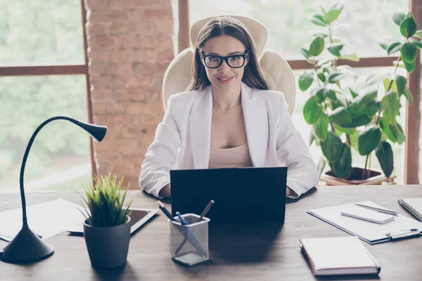 Ritratto di lei lei bella attraente elegante elegante elegante elegante allegra signora freelancer finanziere lavorando a casa-based stare in quarantena al moderno loft industriale mattone interno posto di lavoro al chiuso — Foto Stock