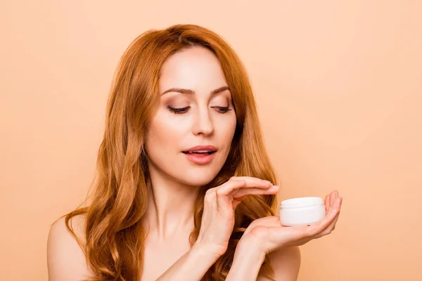 Nahaufnahme Porträt ihrer schönen attraktiven reinen welligen Dame in der Hand mit neuen coolen effektiven Creme Flasche Protein Verbesserung Anti-Aging isoliert über beigem Hintergrund — Stockfoto