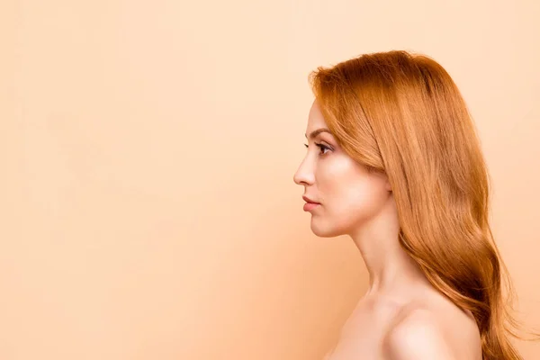 Profiel zijaanzicht close-up portret van haar ze mooi uitziende aantrekkelijke mooie naakt naakt puur perfect glans candid kalm golvend haar dame gezichtsherstel vitamine organische geïsoleerd over beige achtergrond — Stockfoto