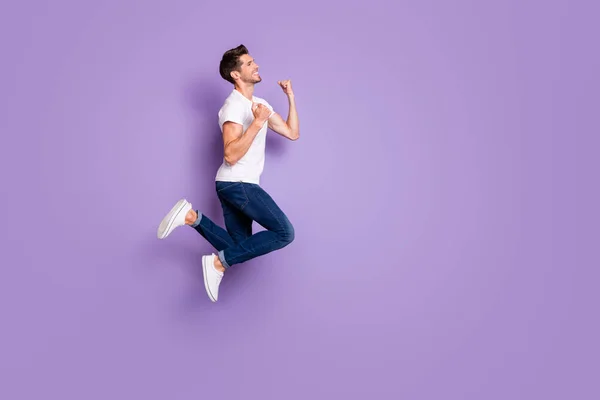 Pleine longueur la taille du corps vue de son il agréable gai gai heureux heureux gars sautant célébrer grande nouvelle percée isolé sur vif vif éclat vibrant violet lilas couleur pourpre fond — Photo