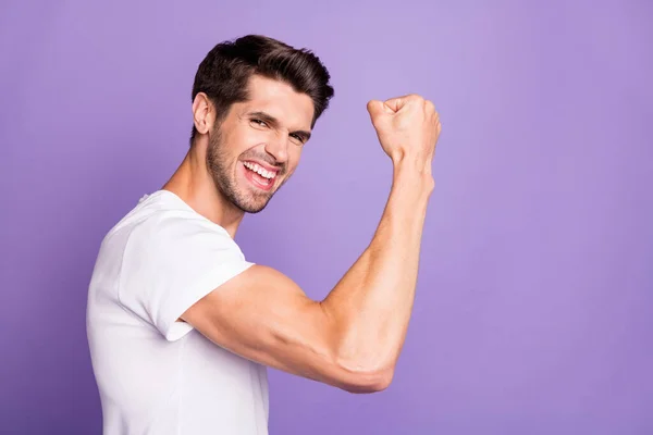 Perfil de cerca retrato lateral de su agradable atractivo deportivo alegre alegre alegre chico celebrando logro aislado en brillante brillo vivo vibrante lila violeta color púrpura fondo —  Fotos de Stock