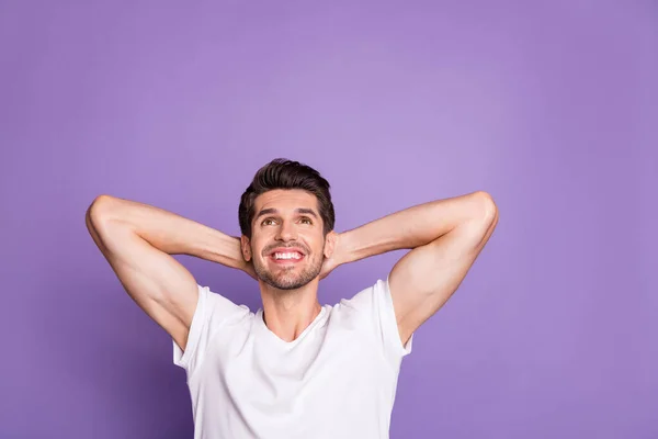 Retrato de su agradable atractivo alegre alegre alegre soñador moreno de pelo descansando buscando espacio de copia aislado en brillante brillo vivo vibrante lila violeta color púrpura fondo — Foto de Stock