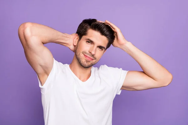 Retrato de cerca de su agradable atractivo contenido bien cuidado deportivo alegre moreno tocando el pelo sedoso aislado sobre brillante brillo vivo vibrante lila violeta color de fondo — Foto de Stock