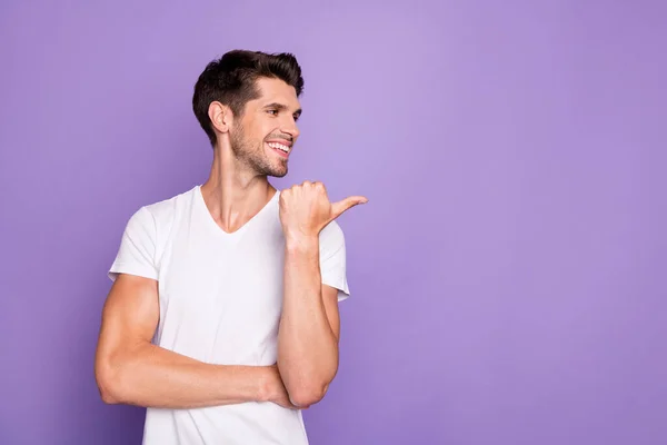 Retrato de su agradable atractivo alegre alegre gerente ejecutivo freelancer mostrando espacio de copia anuncio solución aislado sobre brillante brillo vivo vibrante lila violeta color púrpura fondo — Foto de Stock