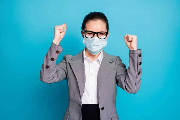 Portret van aantrekkelijke vrolijke vrolijke dame coach verheugen vieren dragen masker geïsoleerd over helder blauwe kleur achtergrond — Stockfoto