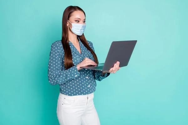 Φωτογραφία θετικού κοριτσιού που συνομιλεί με συνεργάτες στο laptop φορούν μπλούζα polka-dot μάσκα απομονωμένη πάνω από το φόντο teal χρώμα — Φωτογραφία Αρχείου