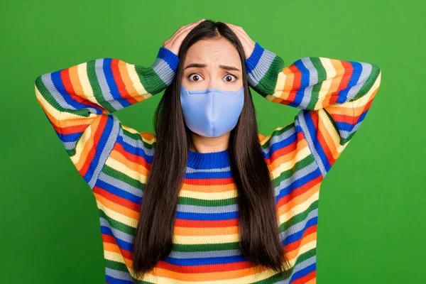 Retrato de hermosa chica preocupada ver la televisión escuchar malas noticias víctimas covid usar máscara aislado sobre fondo de color verde vibrante — Foto de Stock