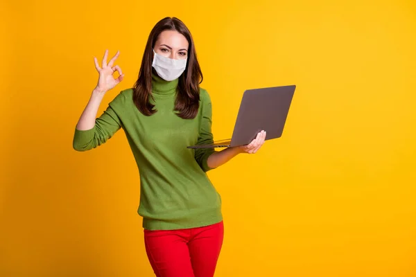 Foto der Dame Freelancer halten Notizbuch zeigt okey Symbol tragen Atemschutzmaske grünen Pullover Hose isoliert gelbe Farbe Hintergrund — Stockfoto