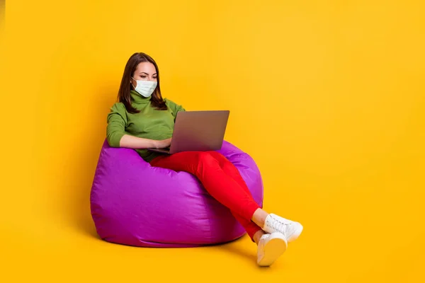 Full-Size-Foto der Dame Freelancer sitzen Komfort violette Bohnentasche arbeiten Notizbuch tragen Maske isoliert gelbe Farbe Hintergrund — Stockfoto