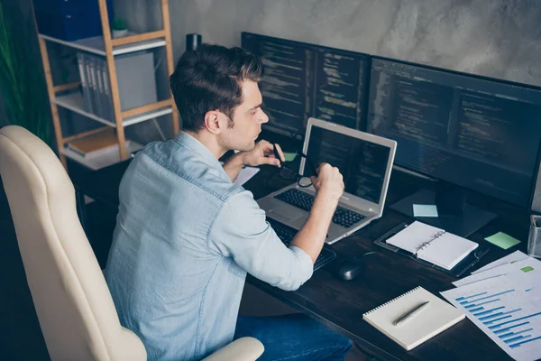 Perfil lado ángulo alto ver foto de chico enfocado especialista sentarse mesa mantenga gafas trabajo casa ordenador pruebas freelance sitio web depuración de errores en la estación de trabajo —  Fotos de Stock