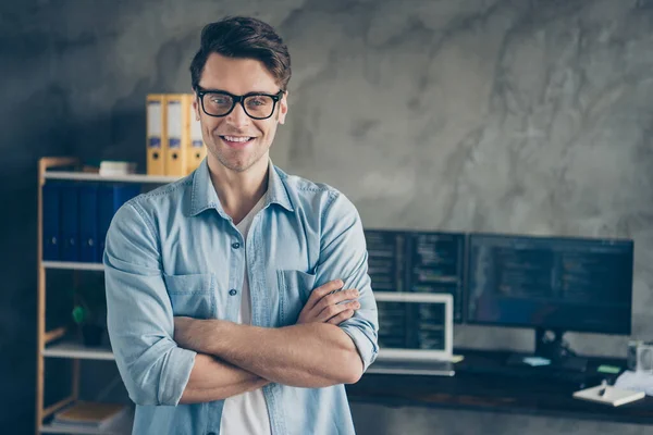 Retrato de cerca de su agradable atractivo alegre alegre geek chico seguridad digital superior gerente brazos plegados carrera crecimiento en el interior industrial moderno estilo pared de hormigón lugar de trabajo estación — Foto de Stock