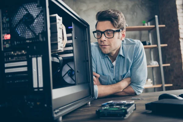 Ritratto ravvicinato della sua bella attraente concentrato ragazzo esperto tecnico specialista riparazione hardware controllo sistema ventola più fresco a moderno loft casa industriale ufficio sul posto di lavoro — Foto Stock