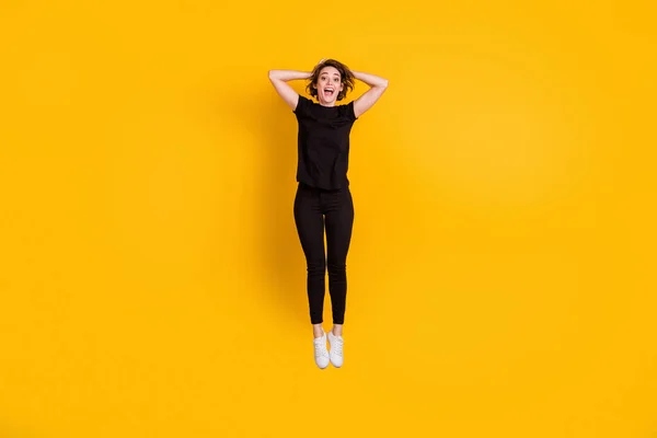 Повна довжина тіла розмір вид привабливий весела худа фанк дівчина стрибає маючи веселий успіх ізольований яскраво-жовтий кольоровий фон — стокове фото