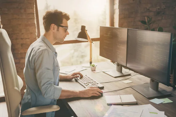 Profil boční fotografie soustředěný chlap sit desk práce doma počítač řešení software kyber prostor java skript chyba vzhled obrazovky v pracovní stanici — Stock fotografie