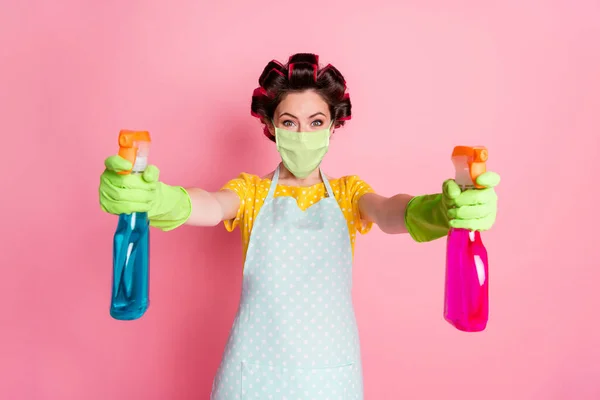Pozitivní vzrušené dívka držet láhev chemický sprej na sobě zelená tvář maska izolované na pastelové růžové barvy pozadí — Stock fotografie
