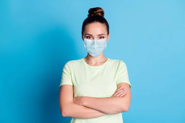 Retrato de menina vestindo máscara pastel t-shirt braços dobrados isolados em vibrante fundo de cor azul brilhante — Fotografia de Stock