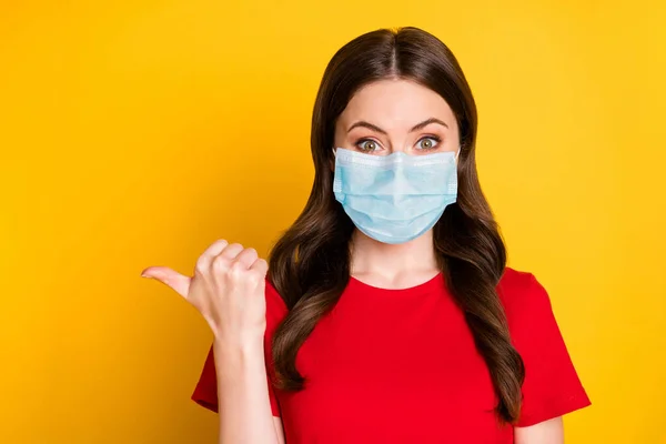 Portret van positief meisje punt wijsvinger copyspace slijtage masker geïsoleerd over heldere glans kleur achtergrond — Stockfoto