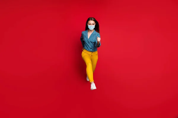 Ganzkörpergröße Ansicht der schönen dünnen Mädchen Springen Laufen Bewegung tragen Maske isoliert auf leuchtend roten Hintergrund — Stockfoto