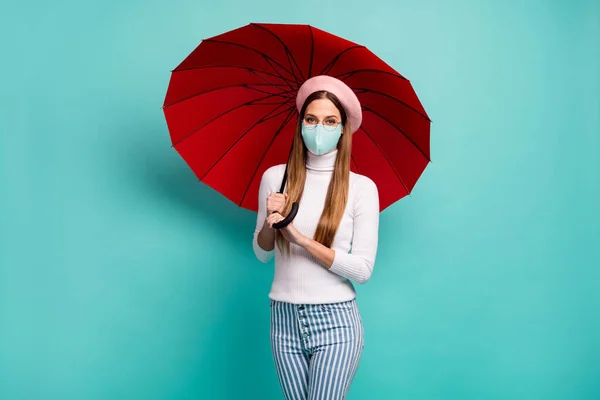 Foto de muito viajante senhora guarda guarda-chuva desgaste máscara médica especificações boina gola alta jeans isolado teal cor fundo — Fotografia de Stock