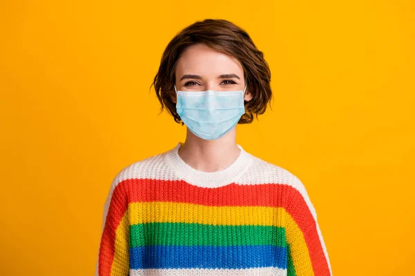 Fénykép a bájos fiatal lány néz kamera viselni orvosi maszkos csíkos pulóver elszigetelt élénk sárga színű háttér — Stock Fotó
