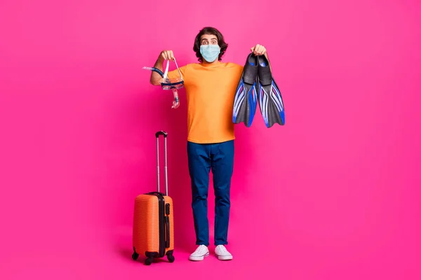 Foto de comprimento total de cara bagagem show máscara vira usar máscara médica t-shirt jeans isolado cor rosa fundo — Fotografia de Stock