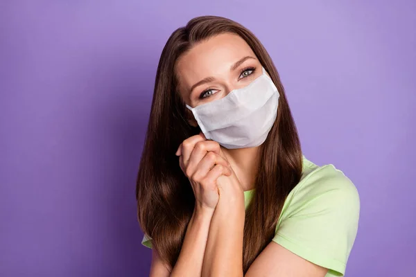 Portret van schattig meisje genieten vrede slijtage masker geïsoleerd over helder levendige glans levendige lila violet kleur achtergrond — Stockfoto