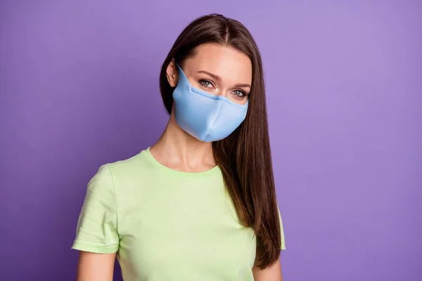 Portret van schattig vrolijk meisje dragen masker groen tshirt geïsoleerd over helder levendige glans levendige lila violet kleur achtergrond — Stockfoto