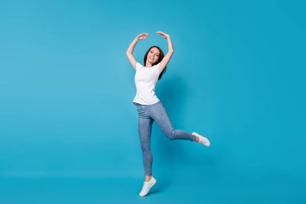 Volledige lengte lichaamsgrootte uitzicht van haar ze aantrekkelijk vrij mager vrolijk vrolijk meisje springen plezier dansen ballet oefenen geïsoleerd helder levendig glans levendig blauw kleur achtergrond — Stockfoto