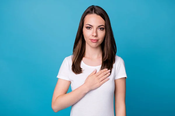 Foto de atractiva chica patriótica encantadora poner las manos en el pecho escuchar himno americano el 4 de julio día de la independencia usar ropa de estilo casual aislado sobre fondo de color azul — Foto de Stock