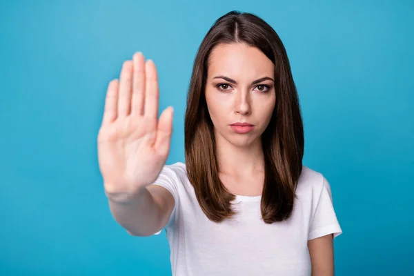 Porträt von selbstbewussten Mädchen halten Hand zeigen Stop-Geste tragen gutes Aussehen Outfit isoliert über blauer Farbe Hintergrund — Stockfoto