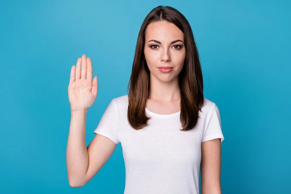 Foto de chica seria y confiada de la mano dicen stop gesture use ropa de buena apariencia aislada sobre fondo de color azul —  Fotos de Stock