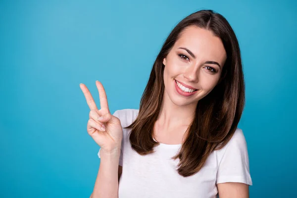 Portret atrakcyjnej uroczej dziewczyny V-sign cieszyć weekend wakacje nosić casual styl ubrania izolowane ponad niebieskim tle kolor — Zdjęcie stockowe