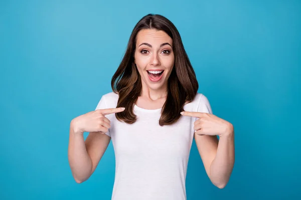 Foto de menina surpreso positivo impressionado incrível notícia ela escolher solução ponto ela mesma dedo grito desgaste bom look roupa isolada sobre azul cor fundo — Fotografia de Stock