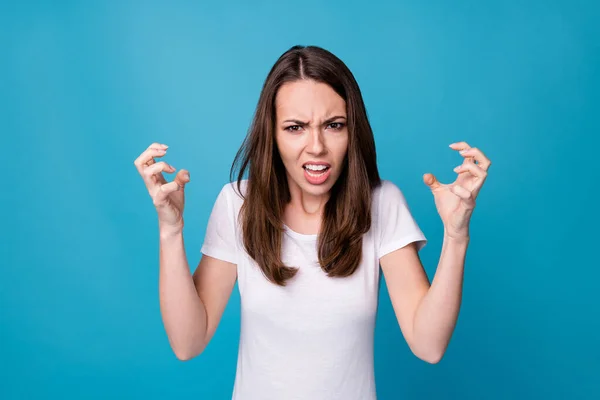 Porträt von verrückt frustriert wütend wütendes Mädchen haben Missverständnis heben Hände Finger schreien tragen gut aussehende Kleidung isoliert über blauem Farbhintergrund — Stockfoto