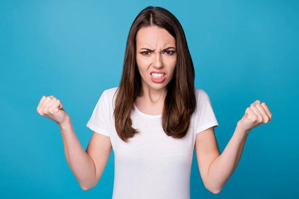 Foto gadis marah marah marah memiliki skandal merasa marah mengangkat tinju memakai pakaian tampilan yang baik terisolasi atas latar belakang warna biru — Stok Foto
