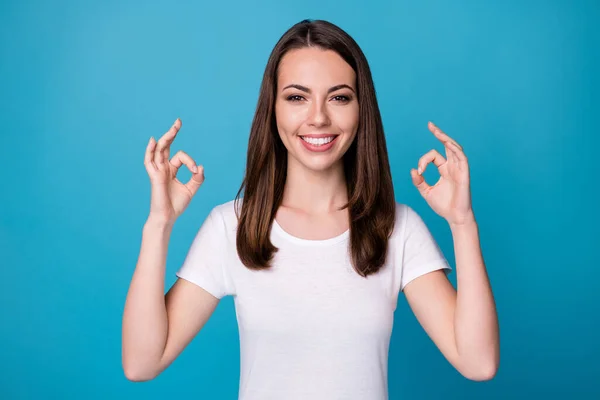 Πορτρέτο της θετικής χαρούμενο κορίτσι υποστηρικτής δείχνουν εντάξει σημάδι αποδεικνύουν διαφήμιση φθορά προώθηση καλή εμφάνιση στολή απομονώνονται πάνω από το μπλε χρώμα φόντο — Φωτογραφία Αρχείου