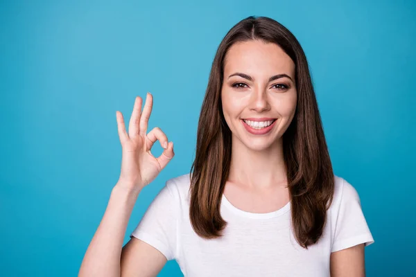 Retrato de positivo alegre menina mostrar bem sinal presente anúncios promoção desgaste bom olhar roupas isoladas sobre fundo de cor azul — Fotografia de Stock