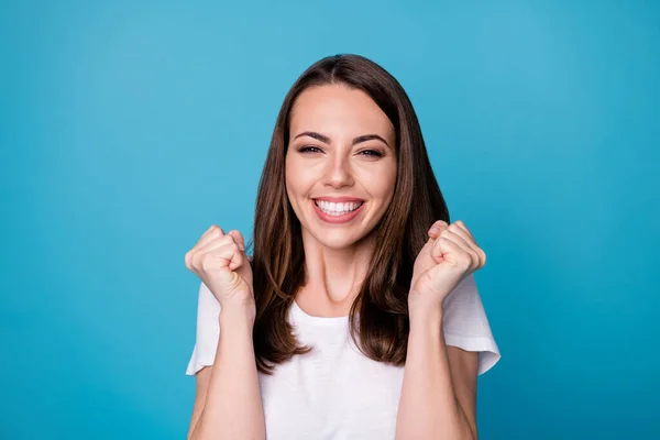 Closeup foto de atraente muito engraçado senhora bom humor encantador bonito aparência levantar punhos celebrar realização desgaste casual branco t-shirt isolado azul cor de fundo — Fotografia de Stock