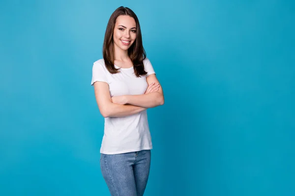 Foto de bastante atractiva señora confiada sostener brazos cruzados jefe trabajador exitosa promoción de la carrera radiante sonrisa desgaste casual camiseta blanca jeans aislado color azul fondo — Foto de Stock