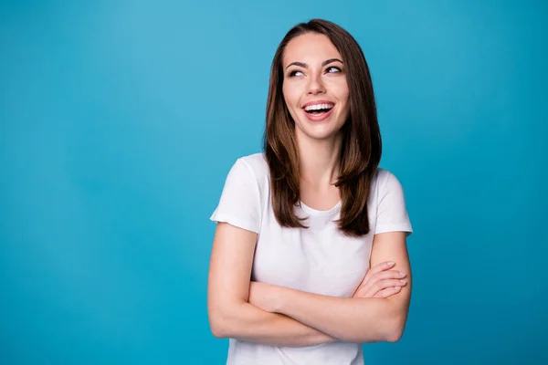 Foto de atractiva dama alegre confiada sostener los brazos cruzados trabajador mandón exitoso miembro de la carrera mirada lado espacio vacío desgaste casual camiseta blanca aislado color azul fondo — Foto de Stock