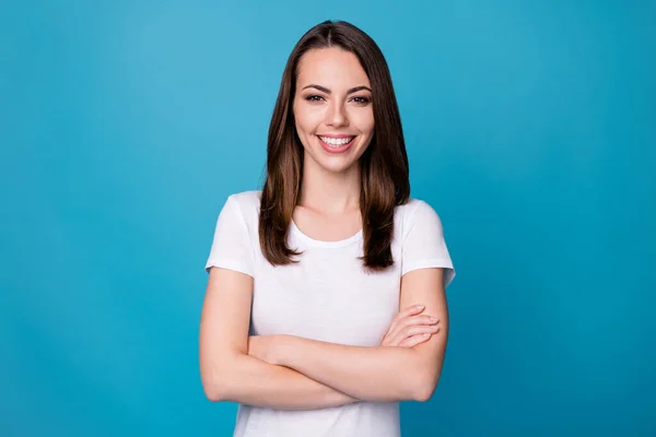 Foto av attraktiv säker dam hålla armarna korsade bossig arbetare intelligent person framgångsrik karriär medlem bära casual vit t-shirt isolerad blå färg bakgrund — Stockfoto