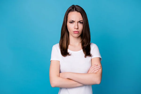 Foto van aantrekkelijke zakenvrouw armen gekruiste werknemer intelligent persoon slecht humeur baas ontslagen haar ontslag concept dragen casual wit t-shirt geïsoleerde blauwe kleur achtergrond — Stockfoto