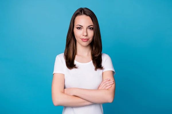 Foto av attraktiv charmig säker dam hålla armarna korsade bossig arbetare intelligent person framgångsrik karriär medlem bära casual vit t-shirt isolerad blå färg bakgrund — Stockfoto