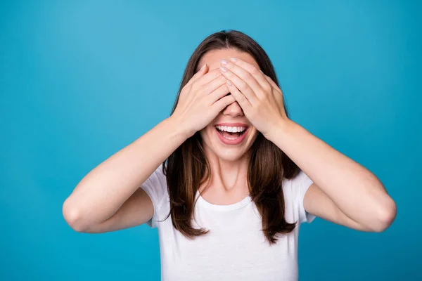 Primeros planos foto de la atractiva señora funky mantener los brazos en los ojos jugando juegos ocultando la visión esperando sorpresa quiero saber secreto desgaste casual camiseta blanca aislado fondo de color azul — Foto de Stock