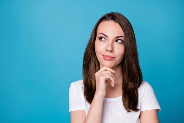 Gros plan photo de charmante dame séduisante tenir le bras sur le menton regarder flirter espace vide penser sournois yeux créatif personne intelligente porter casual t-shirt blanc isolé fond de couleur bleue — Photo