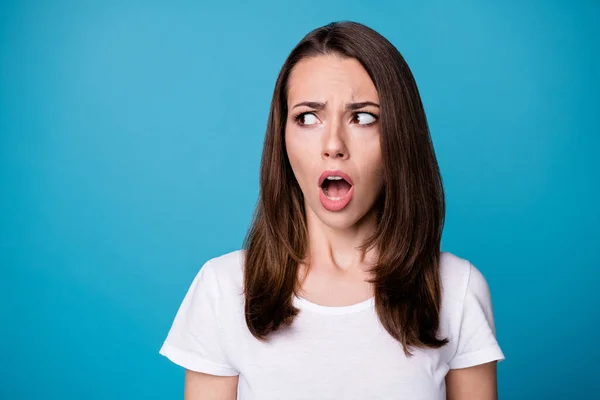 Primo piano foto di attraente piuttosto scioccato signora bocca aperta cattivo umore sguardo senza parole lato vuoto spazio terrorizzato usura casual bianco t-shirt isolato colore blu sfondo — Foto Stock